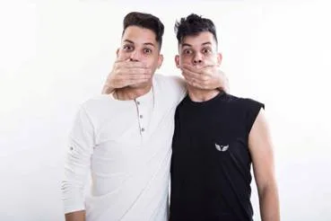 Com milhões de seguidores no Youtube, os gêmeos Willou e Watson voltam com O que não dizer ao Teatro MorumbiShopping