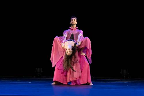 A Cia de Ballet Dalal Achcar recebe o coreógrafo Alex Neoral para uma montagem inédita e atemporal, com produção da Aventura e figurino de João Pimenta: “TAL VEZ” – estreia no dia 8 de abril, no Teatro Riachuelo Rio