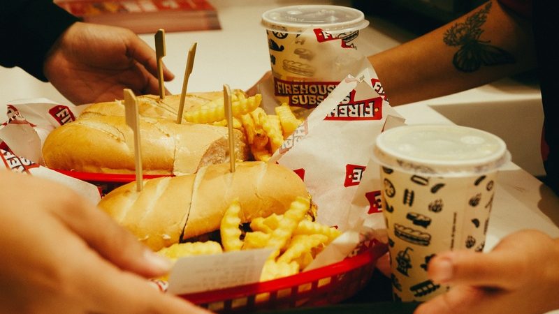 Firehouse Subs amplia presença com entrada no mercado de delivery