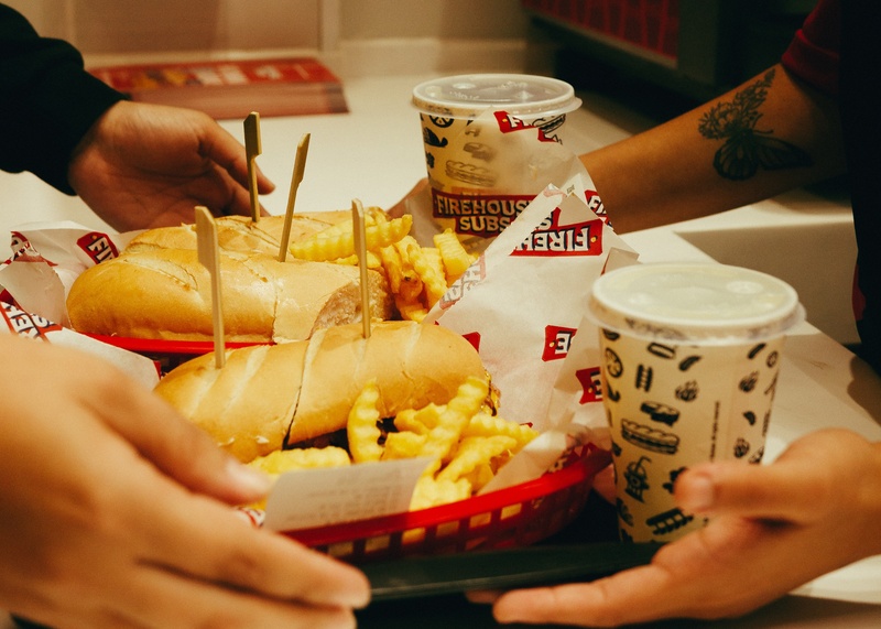 Firehouse Subs amplia presença com entrada no mercado de delivery